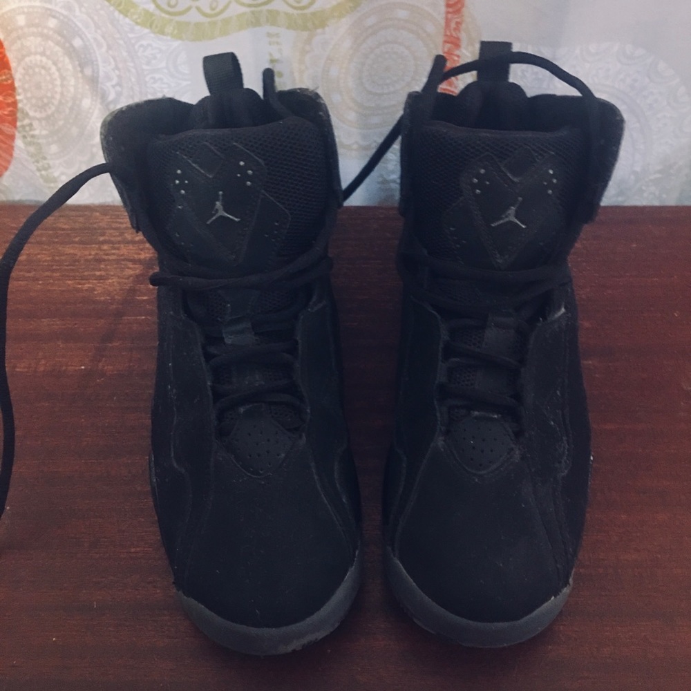 🤶🏻☃️Jordan True Flight black sneakers size 7Y